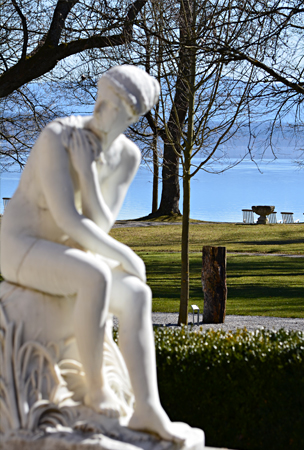 Brunnenskulptur vor See